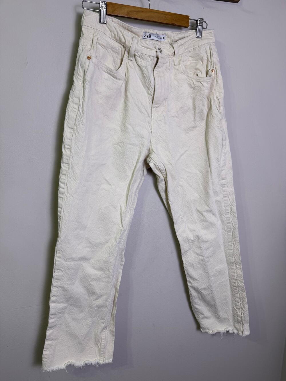 ZARA Women’s Off White High Rise Straight Leg Jeans Size 10 Raw Hem Distressed